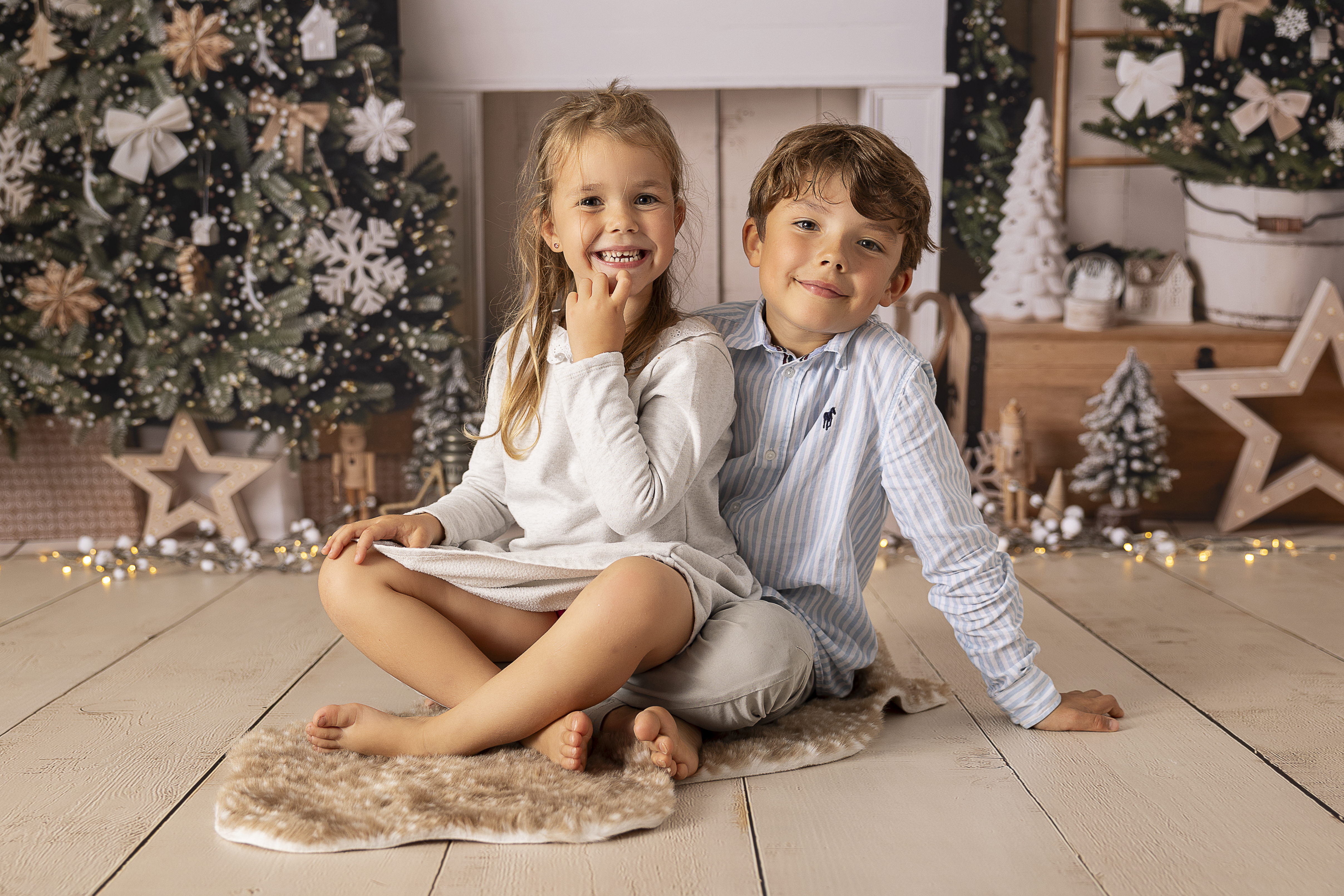 Frère et soeur en mini-séance de Noël