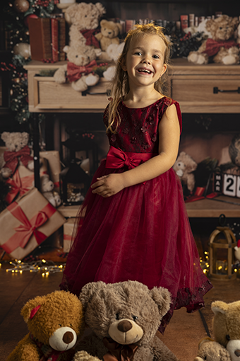 Séance photo de Noël dans un décor traditionnel avec un garçon près d'Angers et Cholet